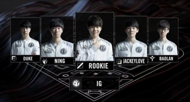 球员庆祝胜 球员庆祝胜